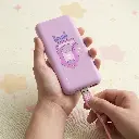 galeria-powerbank-pusheen-fioletowy-fotel_0003_4.webp